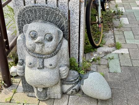 Photo, stone statue, street corner, minami-senju, 