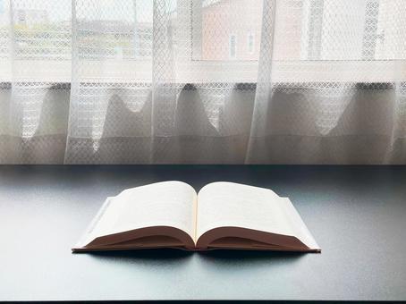 窓際の机に置かれた本 本,紙,ブックの写真素材