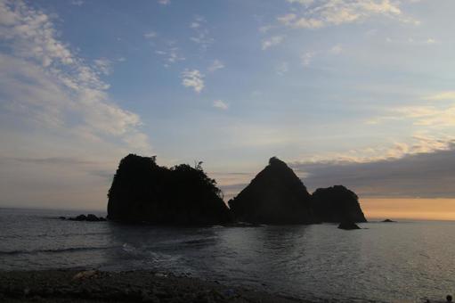 トンボロ現象の瀬浜海岸からの夕景 トンボロ現象の瀬浜海岸からの夕景 トンボロ現象,瀬浜海岸,夕景の写真素材
