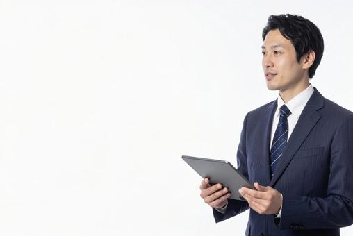 タブレットPCを持つビジネスマン男性 タブレットPCを持つビジネスマン男性の写真