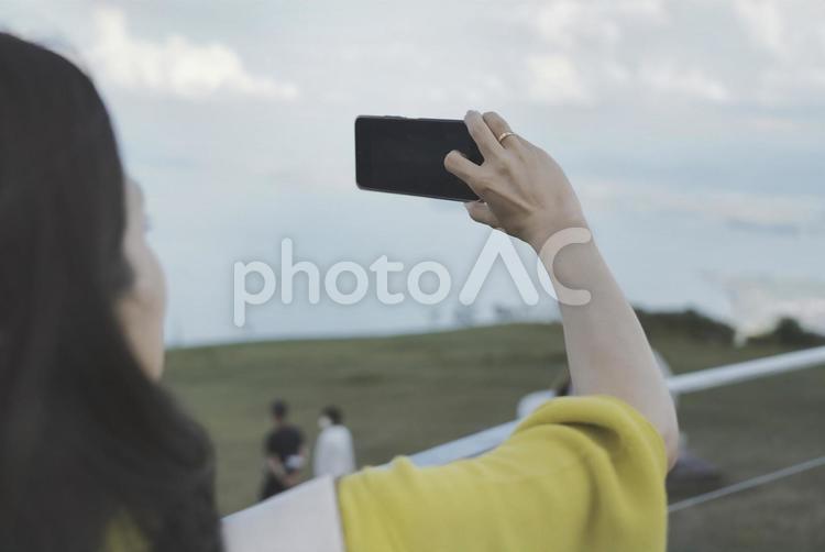スマホ撮影をする女性 スマホ,旅行,人物の写真素材