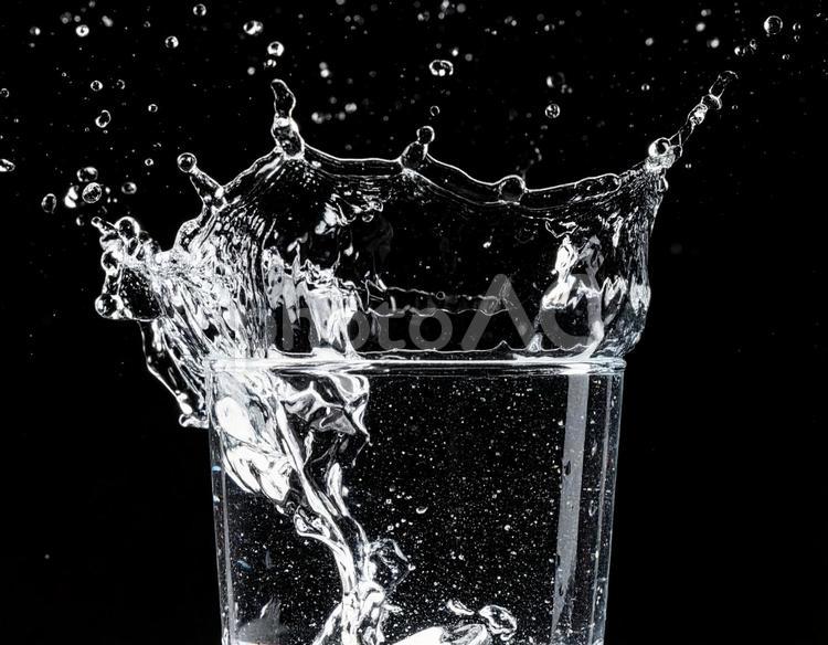 透明なグラスから勢いよくあふれる水2 スプラッシュ,水しぶき,あふれるの写真素材