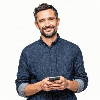 白い背景の笑顔の男性とスマートフォン 白い背景の笑顔の男性とスマートフォンの写真