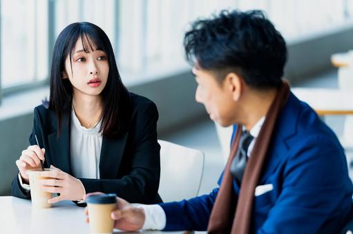 上司とドリンクを飲みながら会話する女性 上司とドリンクを飲みながら会話する女性 ビジネスウーマン,ビジネスマン,女性の写真素材