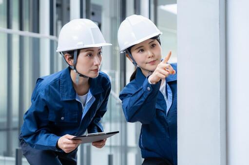 ビルメンテナンスする女性エンジニア 不動産,エンジニア,メンテナンスの写真素材