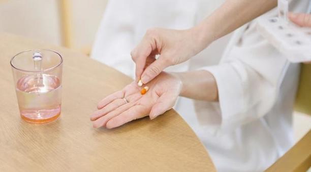 薬を受け取るアジア人高齢者 薬を受け取るアジア人高齢者 高齢者,薬,受け取るの写真素材