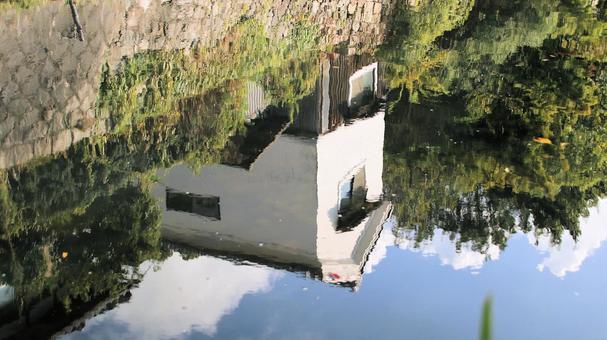 初秋の八幡堀水面に映る白壁の土蔵 八幡堀,初秋,白壁の写真素材