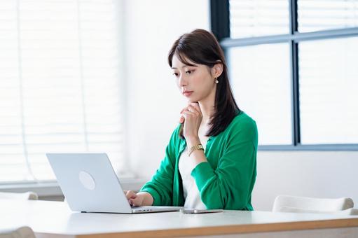 明るい室内で仕事をする女性 明るい室内で仕事をする女性 女性,ノートパソコン,パソコンの写真素材