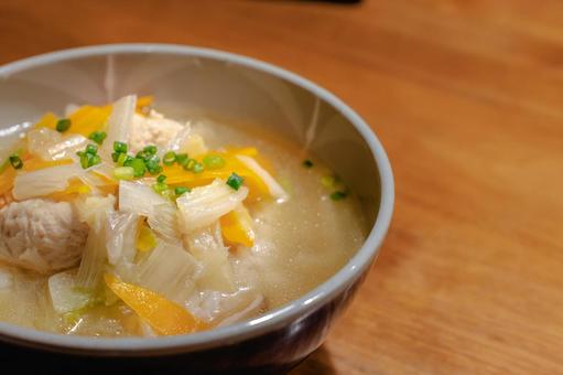 鶏団子と野菜の夕食スープ 鶏団子と野菜の夕食スープ 夕食,晩ごはん,家庭料理の写真素材