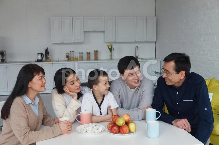 お茶する三世代のアジア人ファミリー2 アジア人,家族,談笑の写真素材