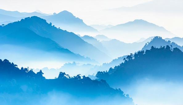 青色と白色の山々の風景の写真