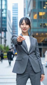 指をさす女性 指をさす女性の写真