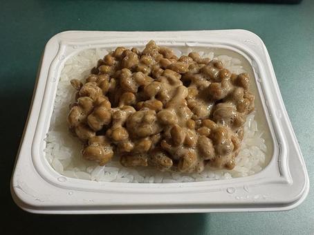 パックご飯の納豆がけ 即席メシ 納豆,ご飯,白米の写真素材