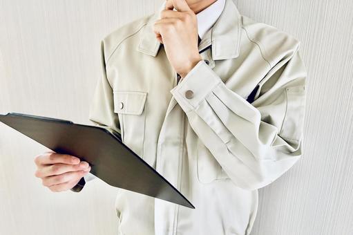 資料を見て考える男性作業員 考える,問い合わせ,相談の写真素材