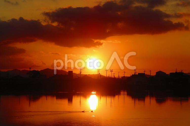 １０月下旬の大池からの日の出 背景,日の出,朝焼けの写真素材