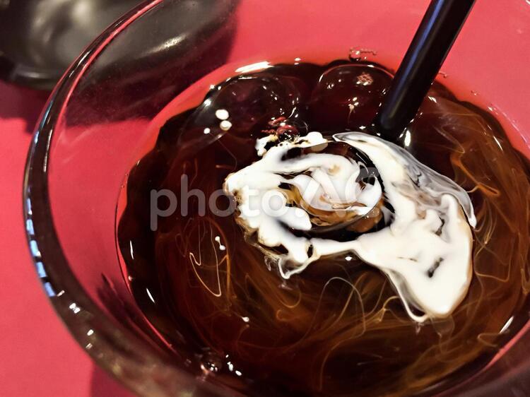 アイスコーヒーとミルク アイスコーヒー,ミルク,ストローの写真素材