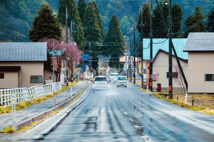雨上がりの日本の田舎道を走る車 雨,道路,田舎の写真素材