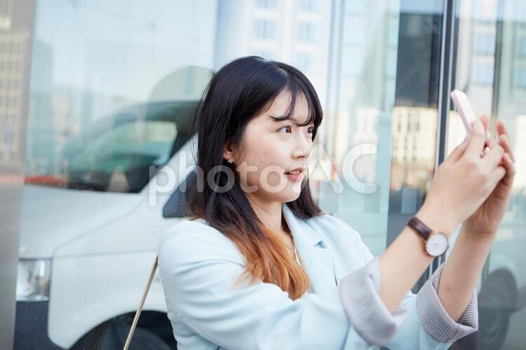 スマホで写真をとる日本人女性3 女性,日本人,アジア人の写真素材
