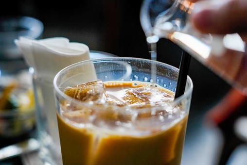 氷が浮かぶカフェオレ 飲み物,ドリンク,アイスコーヒーの写真素材