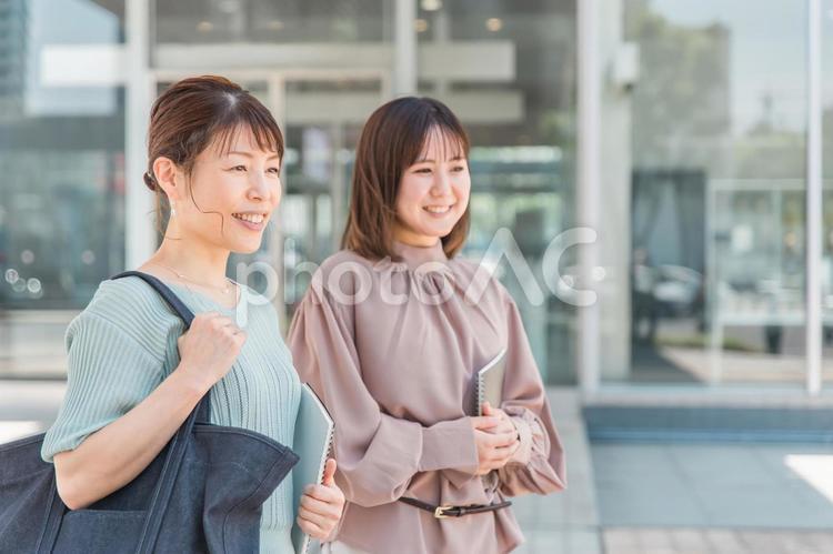 ノートを持って歩くアジア人女性（勉強会） ビジネスウーマン,ol,ビジネスの写真素材