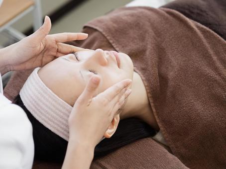 Facial beauty treatment image Facial beauty treatment image