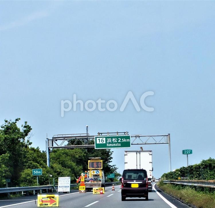 片側通行を知らせる掲示物 看板,電子掲示板,機械の写真素材