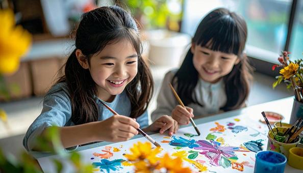 ペインティング中の日本人の子どもの笑顔 ペインティング中の日本人の子どもの笑顔の写真