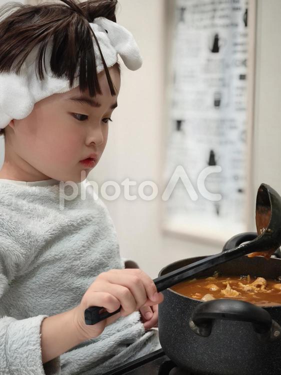 料理をる男の子 お手伝い,男の子,料理の写真素材