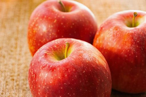 赤い林檎3つ　クローズアップ りんご,果物,赤色の写真素材