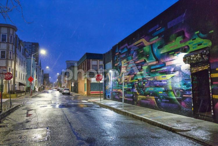 ボストンの雨の路地裏の夜明け 雨,夜景,夜の写真素材