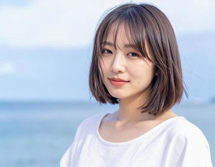 カメラ目線の女性 浜辺 カメラ目線の女性 浜辺の写真