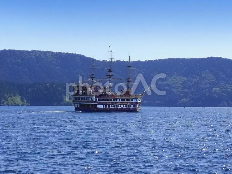 箱根　芦ノ湖　湖面を渡る遊覧観光の海賊船 芦ノ湖,海賊船,遊覧船の写真素材