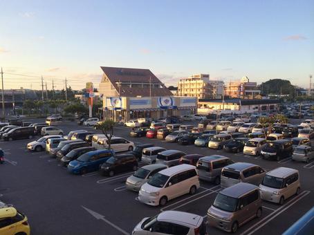 夕暮れ時の大型ショッピングモールの駐車場 夕暮れ時の大型ショッピングモールの駐車場の写真