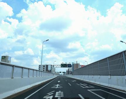 青空の下の高速道路 青空の下の高速道路 高速道路,自動車道,道の写真素材