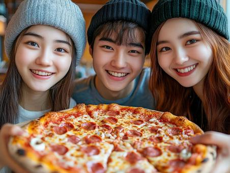 ピザパーティをする若者達 ピザパーティをする若者達の写真