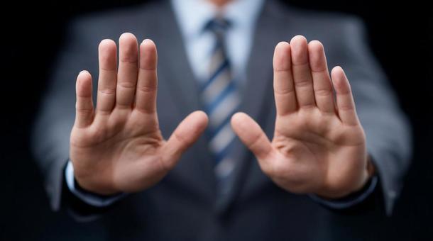 ストップのジェスチャーをするビジネスマン ストップのジェスチャーをするビジネスマンの写真