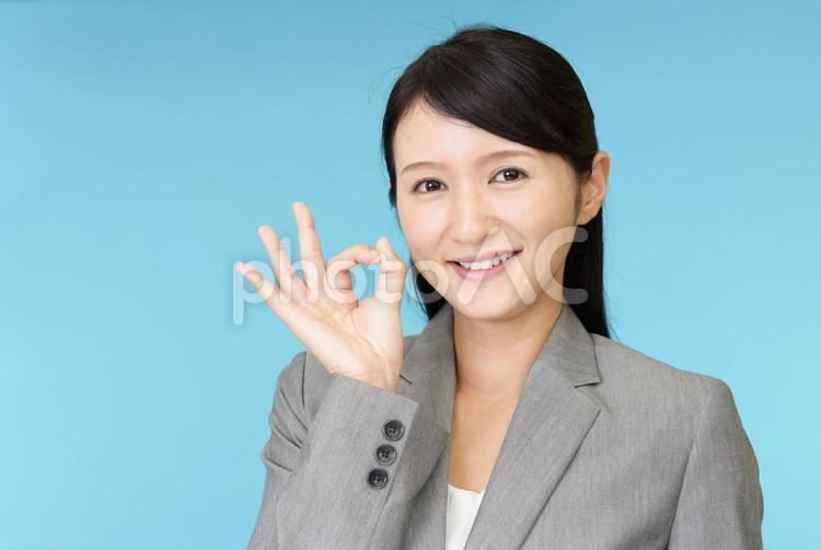 OKサインを出す笑顔のビジネスウーマン 女性,ビジネスウーマン,女の写真素材