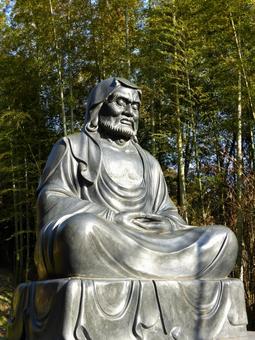 鎌倉市建長寺半蔵坊前の達磨大師坐像アップ 鎌倉市建長寺半蔵坊前の達磨大師坐像アップ 達磨大師,坐像,銅像の写真素材
