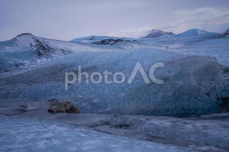 アイスランドの氷山のイメージ アイスランド,雪山,フィヤトルスアゥルロゥンの写真素材