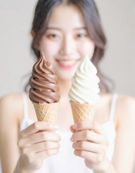 ソフトクリームと女性 ソフトクリームと女性の写真