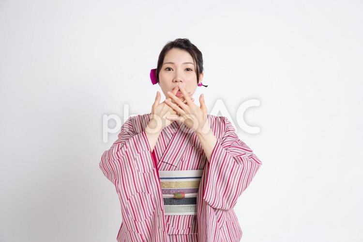 小紋を着て驚いている若い日本人女性 小紋,半幅帯,変わり結びの写真素材