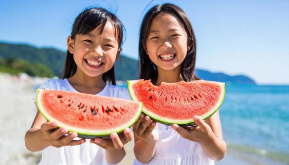 スイカを食べる少女2の写真