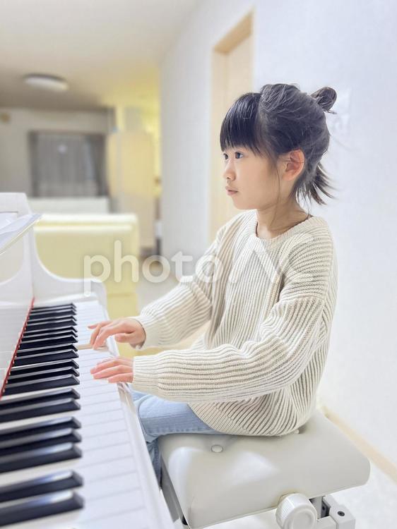 ピアノのお稽古 ピアノを弾く子,小学生,習い事の写真素材