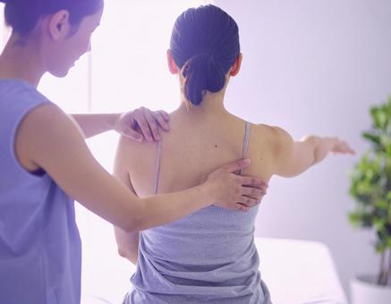 マッサージ中の女性の写真