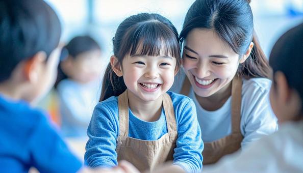 保育園で子供と遊ぶ笑顔の保育士の女性 保育園で子供と遊ぶ笑顔の保育士の女性の写真