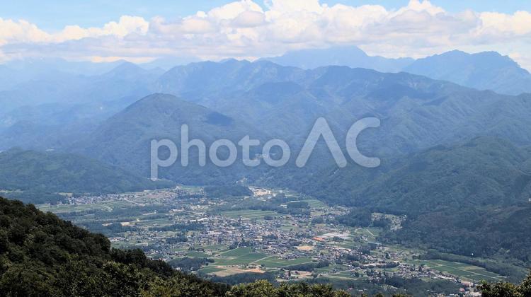 夏の白馬五竜植物園から白馬村を望む 白馬五竜高山植物園,夏山,白馬村の写真素材