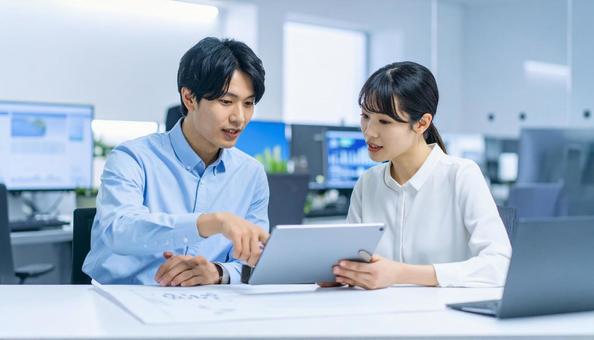 タブレットで打ち合わせするビジネス社員 タブレットで打ち合わせするビジネス社員の写真