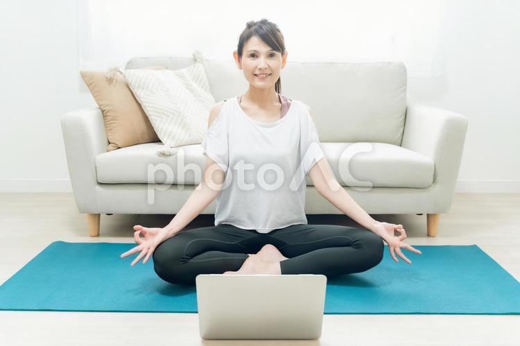 PCでオンラインヨガをする中高年女性 オンラインヨガ,パソコン,インターネットの写真素材