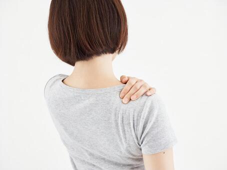 Woman holding a sore shoulder on a white background, sztywna szyja, boli, po pierwsze, JPG