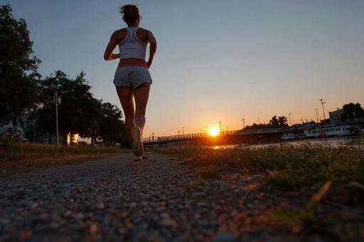 地面を蹴って進む女性の力強さ 地面を蹴って進む女性の力強さの写真